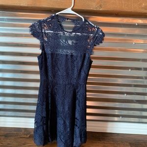 BB DAKOTA NAVY LACE DRESS (SIZE 0)